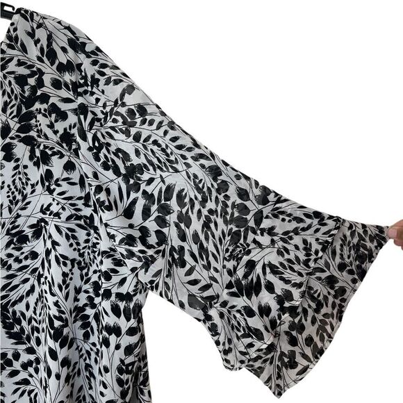 Avenue Black/White 3/4 Flutter Sleeve Floral V-Neck Blouse Size 26/28 - Picture 6 of 9